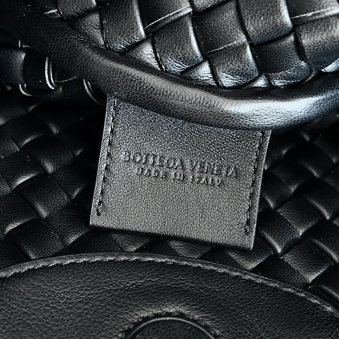 Batch 1760 BOTTEGA VENETA's new mini COBBLE bag. This season's mini Cobble series brings a new style of handbag. The body of the bag resembles the shape of a "Yuanbao", giving you good luck throughout autumn and winter! This Yuanbao bag is made of three pieces of quilted cotton and has an unlined body, showing its quiet power. The bag is carefully designed to create a three-dimensional look. The joints and edges are decorated with lambskin strips to create a sense of simplicity. The handbag is not lined, so you can directly appreciate the consistent lambskin on the outside and inside. It is beautiful both inside and outside. The top handle of this handbag is made of leather-wrapped rope and is quite sturdy. The detachable shoulder strap is secured by a leather buckle inside the bag. Can be carried by hand, carried on the shoulder or cross-body, very easy to match! Style number: 805739 Size: 23*11*8cm